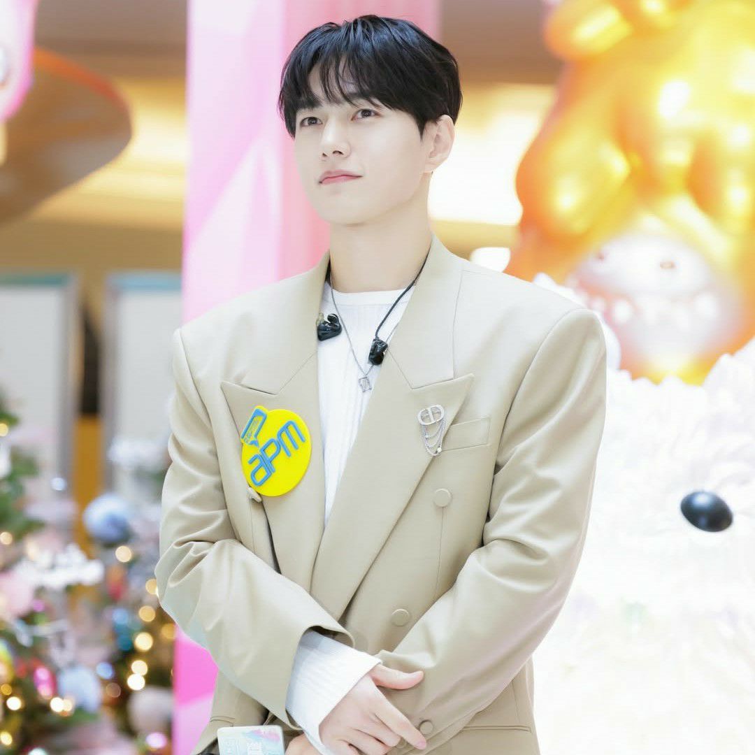 Behind-the-scenes cut of Kim Myungsoo (L)