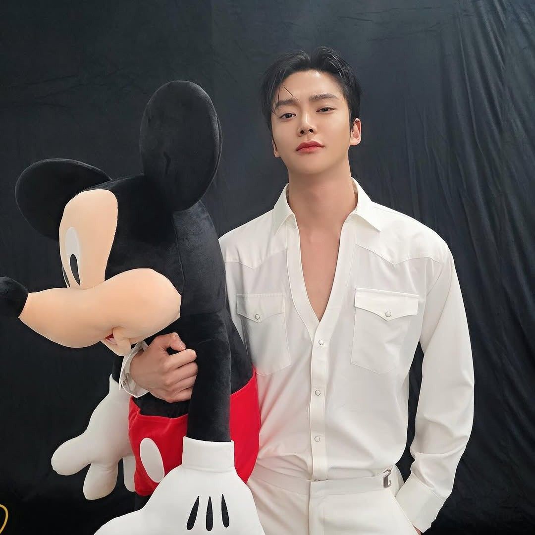 A moment captured by a fan of Rowoon