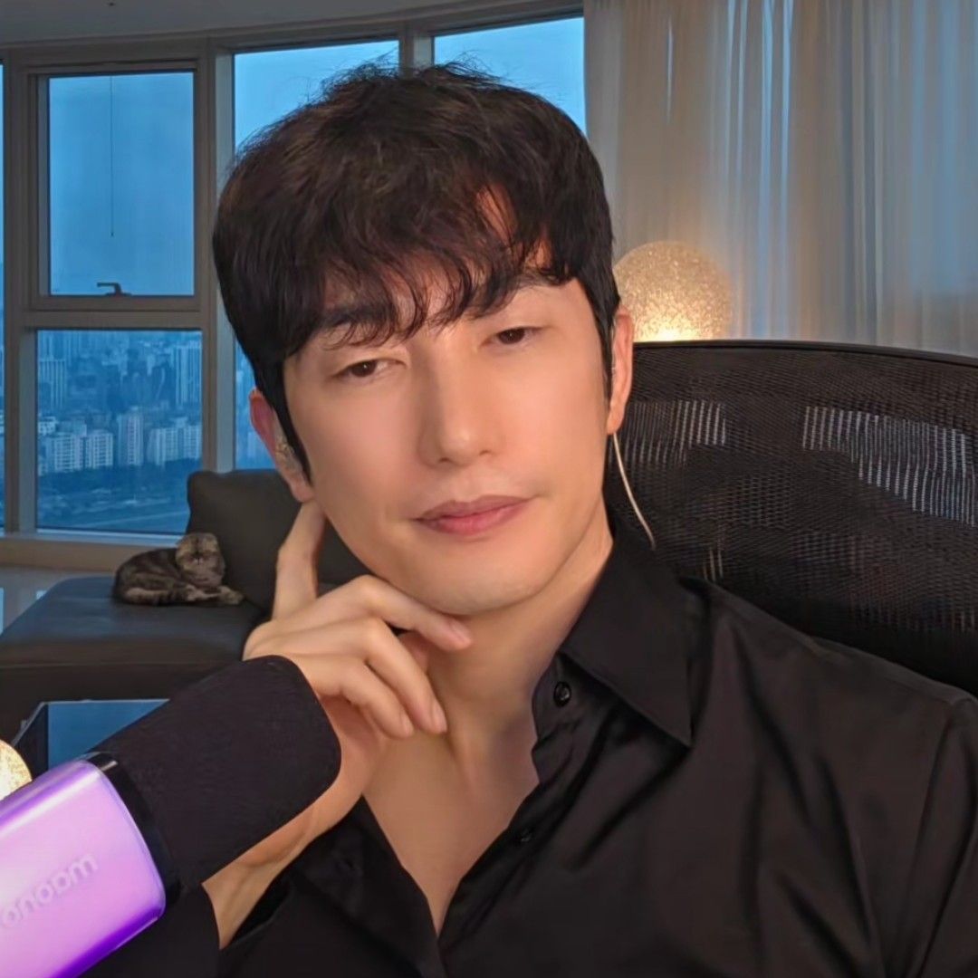 A moment captured by a fan of Park Sihoo