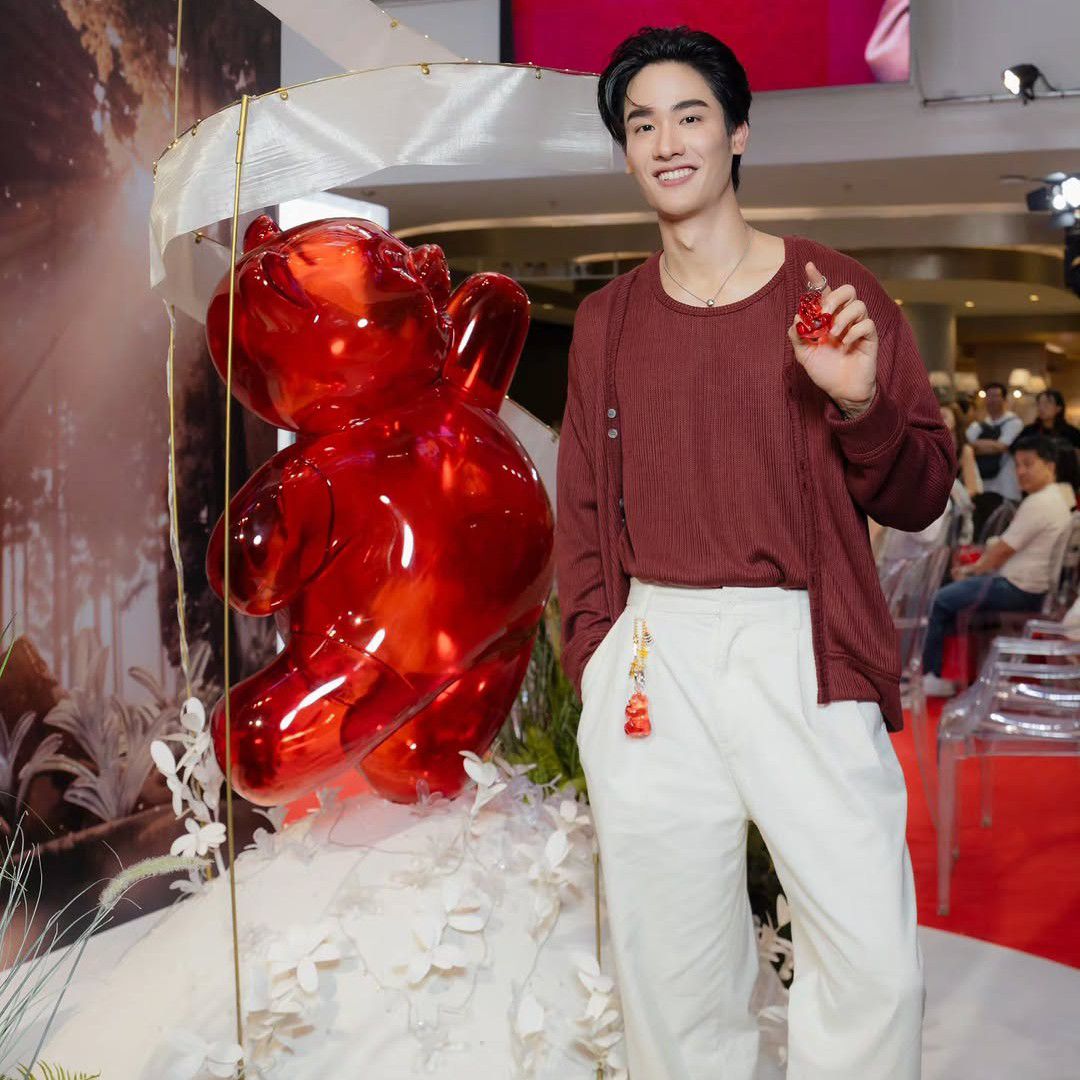 A moment captured by a fan of Tay Tawan Vihokratana