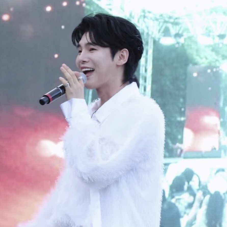 A moment captured by a fan of Kim Junsu (1991)