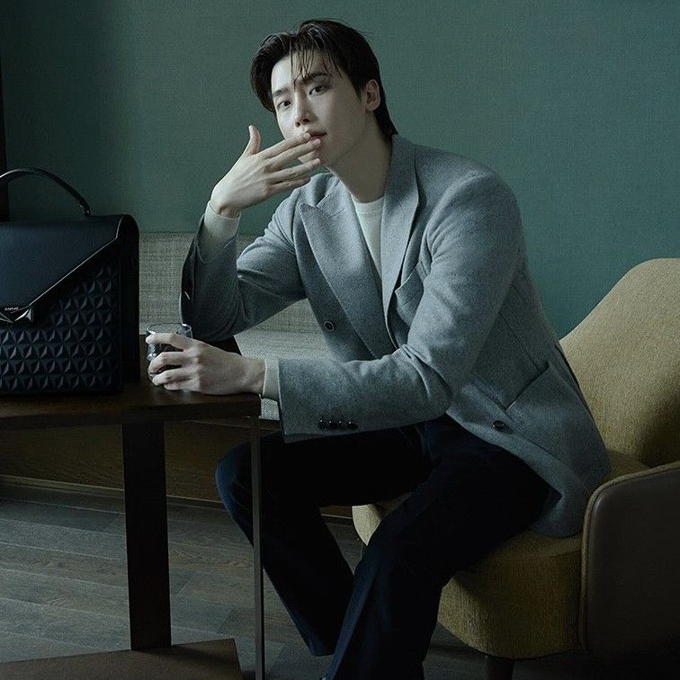 A moment captured by a fan of Lee Jongsuk