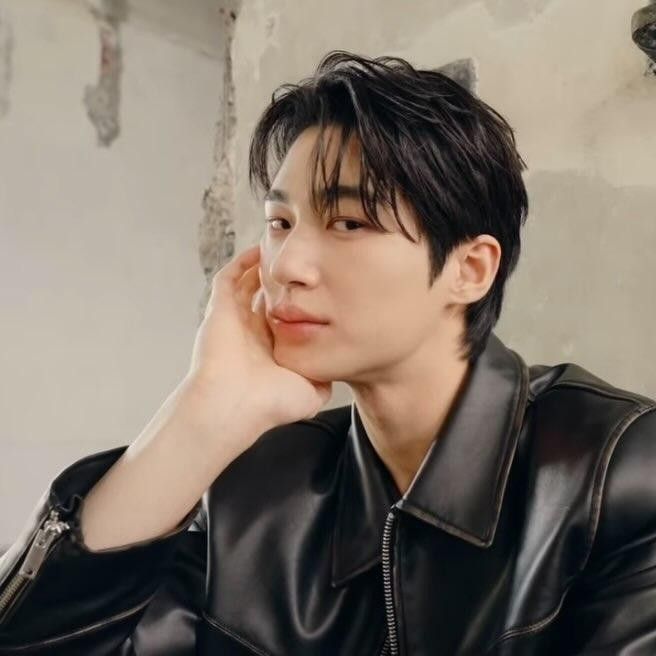 Behind-the-scenes cut of Byeon Wooseok