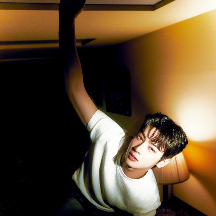 Behind-the-scenes cut of Cha Eunwoo