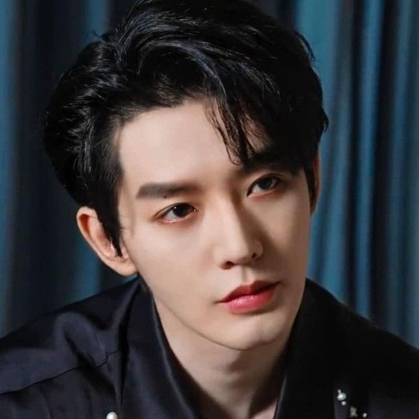 Today’s standout profile photo of Deng Wei on Choeaedol Celeb