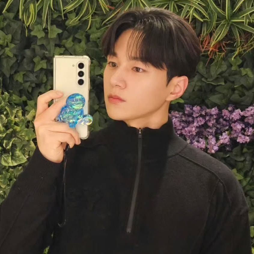 A moment captured by a fan of Kim Myungsoo (L)