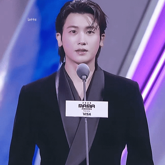 A moment captured by a fan of Park Hyungsik