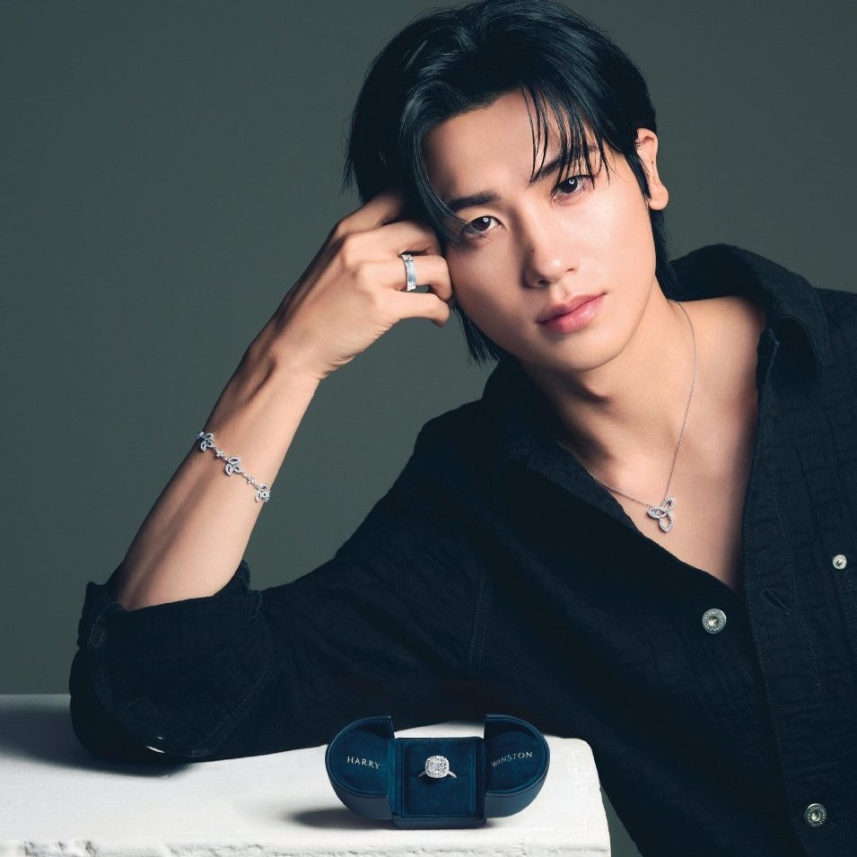 A moment captured by a fan of Park Hyungsik