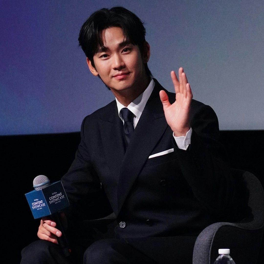 粉丝拍下的金秀贤瞬间