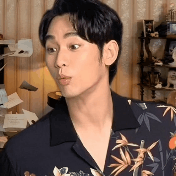 粉丝拍下的金秀贤瞬间