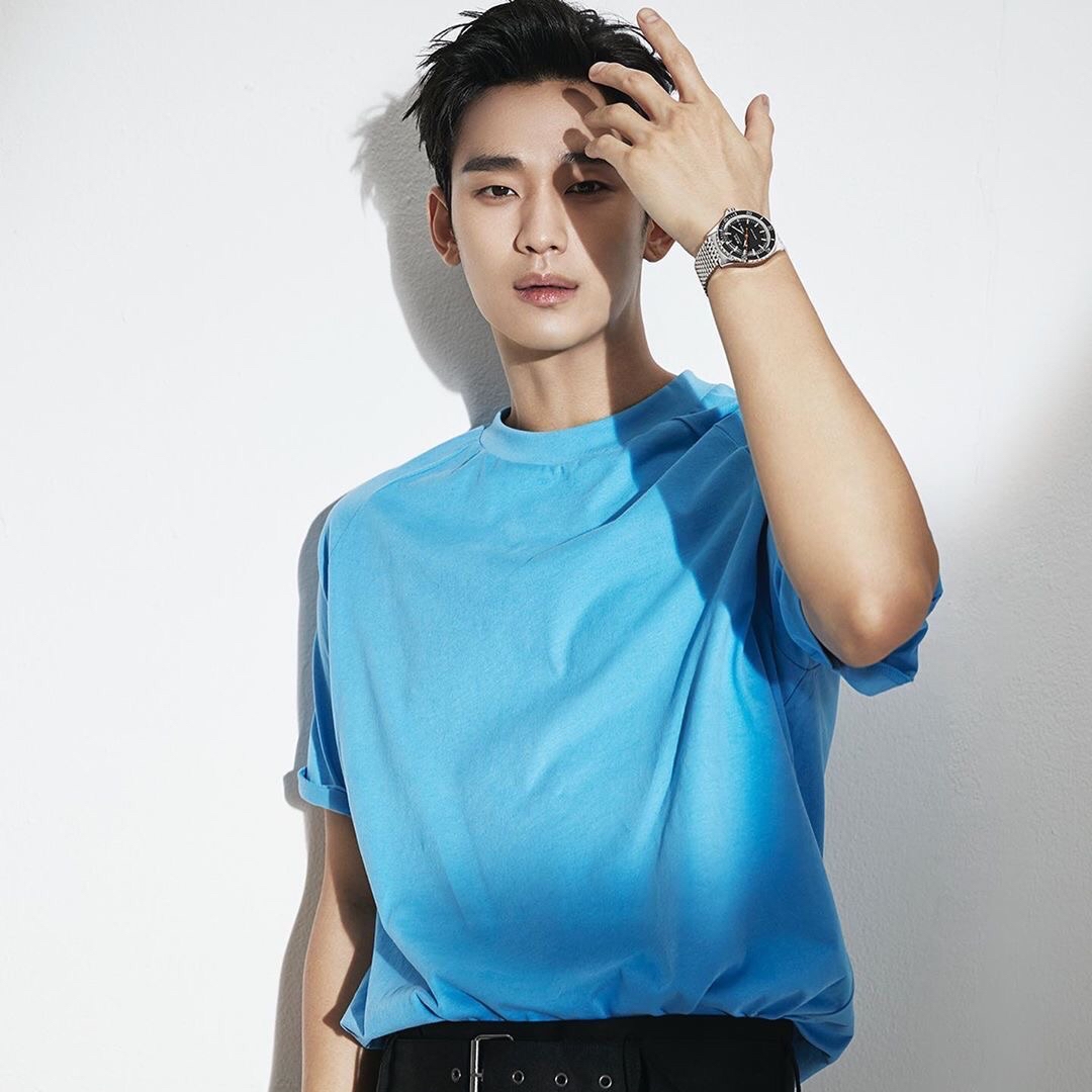 粉丝拍下的金秀贤瞬间