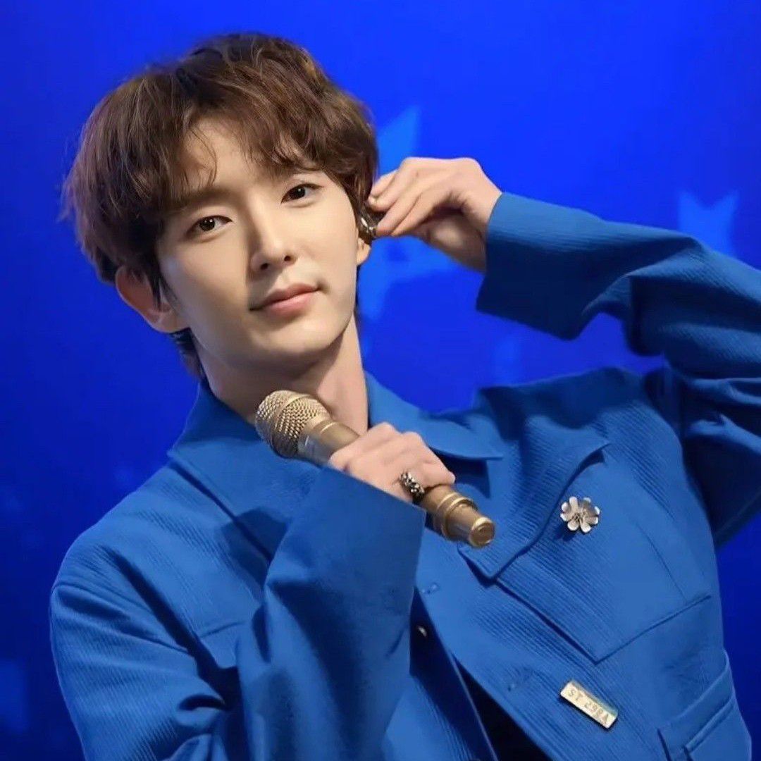 A moment captured by a fan of Lee Joongi