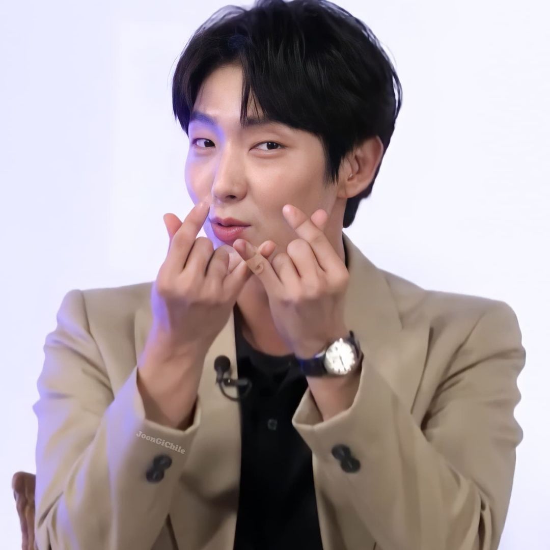 A moment captured by a fan of Lee Joongi