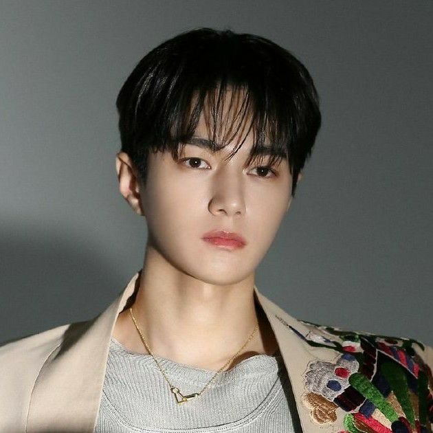 Recent activity shot of Kim Myungsoo (L)