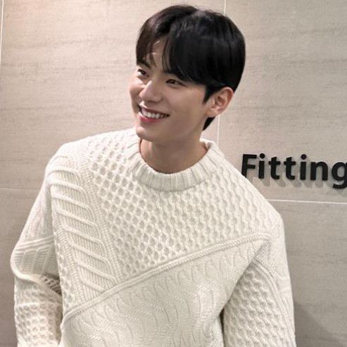 Behind-the-scenes cut of Lee Chaemin