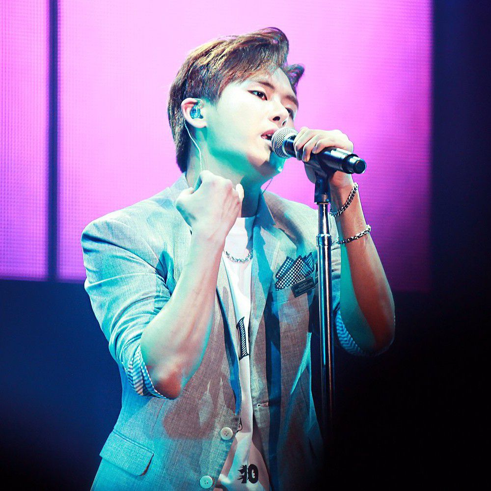 Behind-the-scenes cut of Hoya