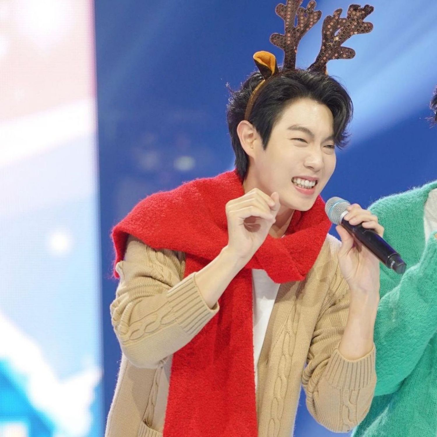 A moment captured by a fan of Son Taejin