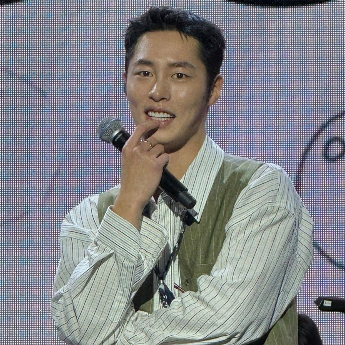 A moment captured by a fan of Lee Jaewook