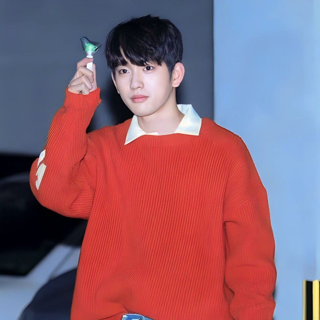 Behind-the-scenes cut of Park Jinyoung