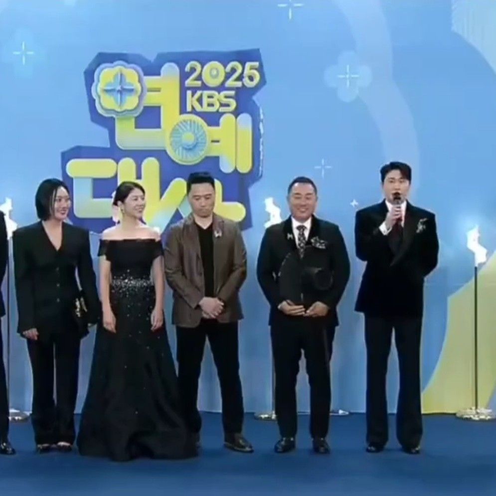 A moment captured by a fan of Young Tak