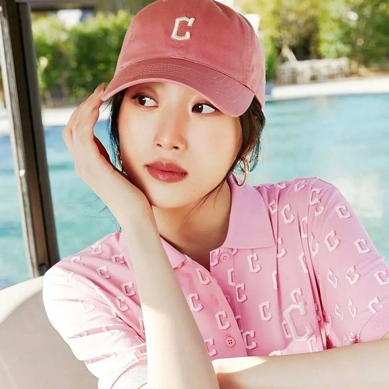 Behind-the-scenes cut of Mun Kayoung