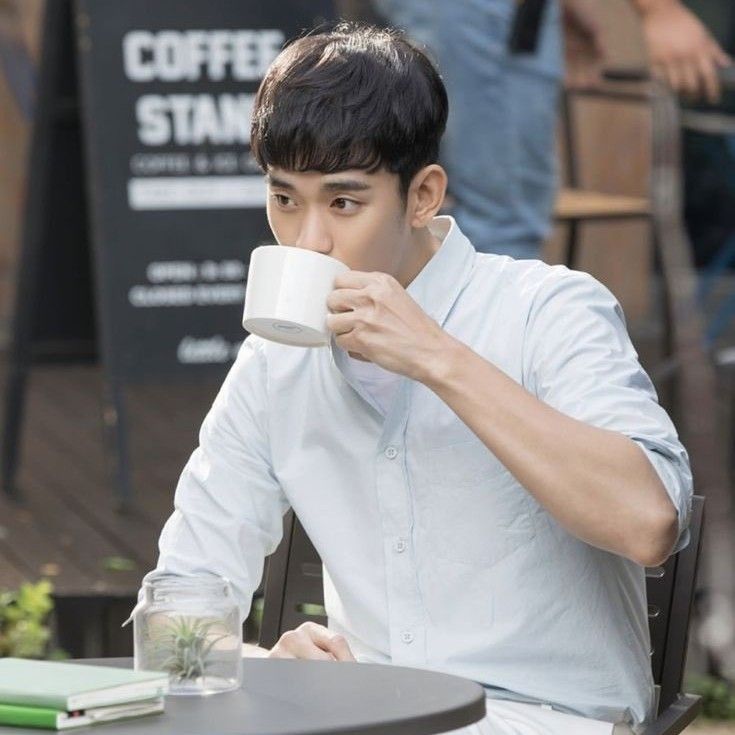 粉丝拍下的金秀贤瞬间