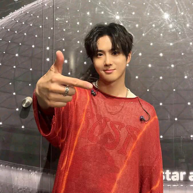 Behind-the-scenes cut of Suho