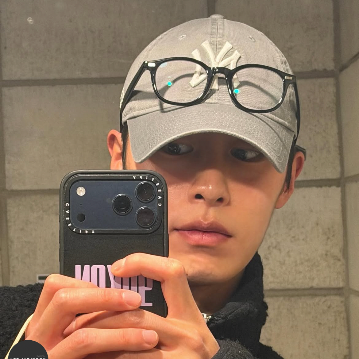 A moment captured by a fan of Lee Jaewook