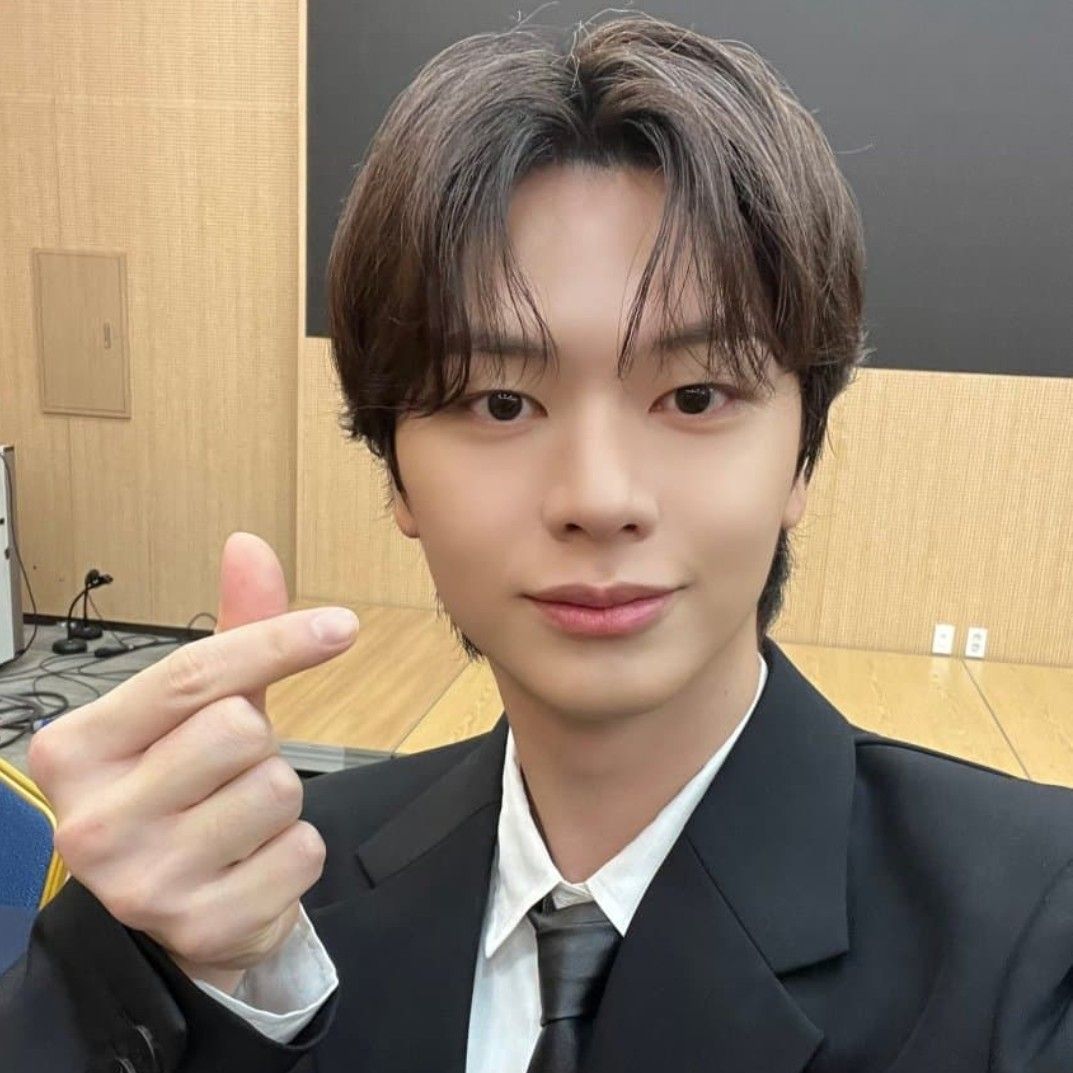 A moment captured by a fan of Yook Sungjae