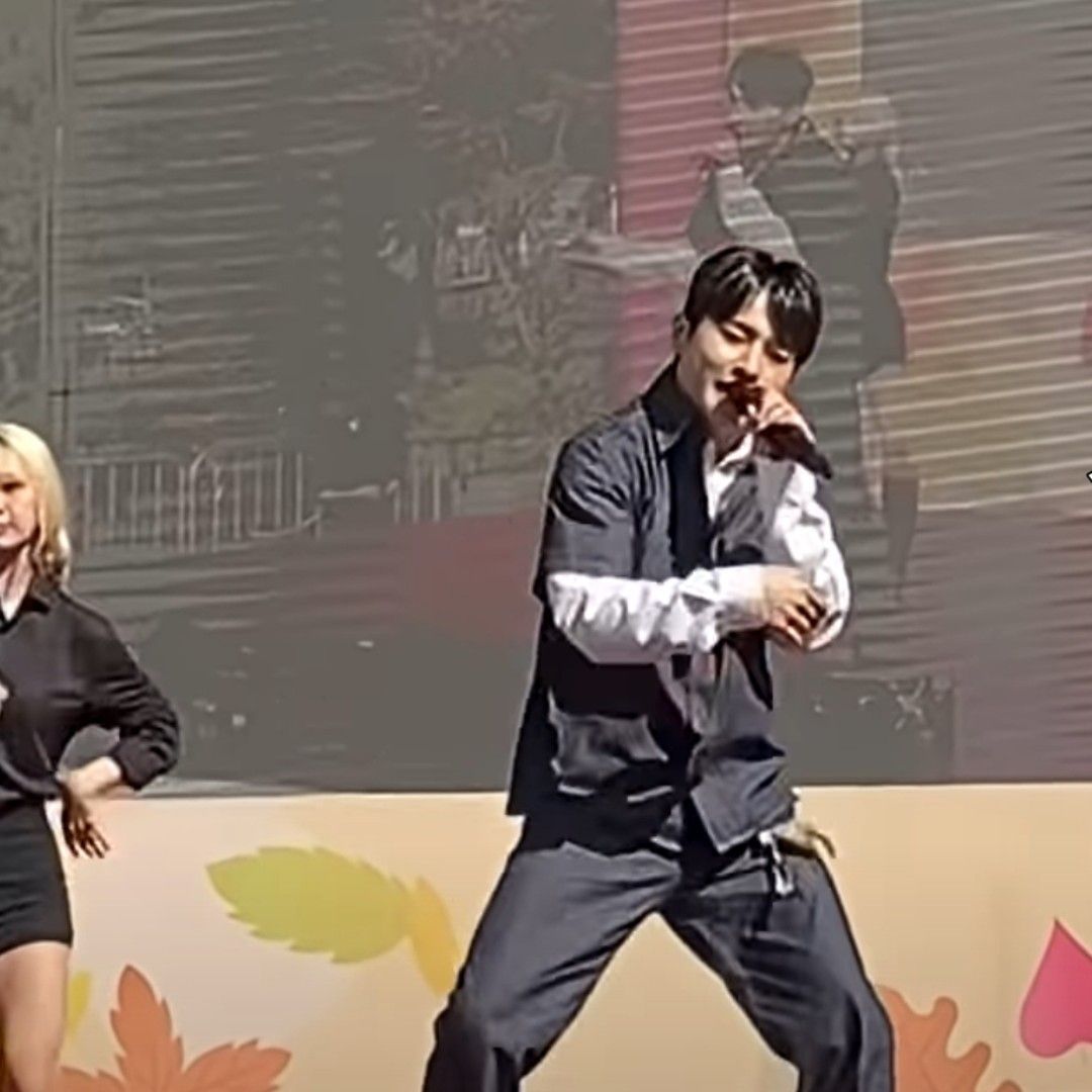 A moment captured by a fan of Seong Ri