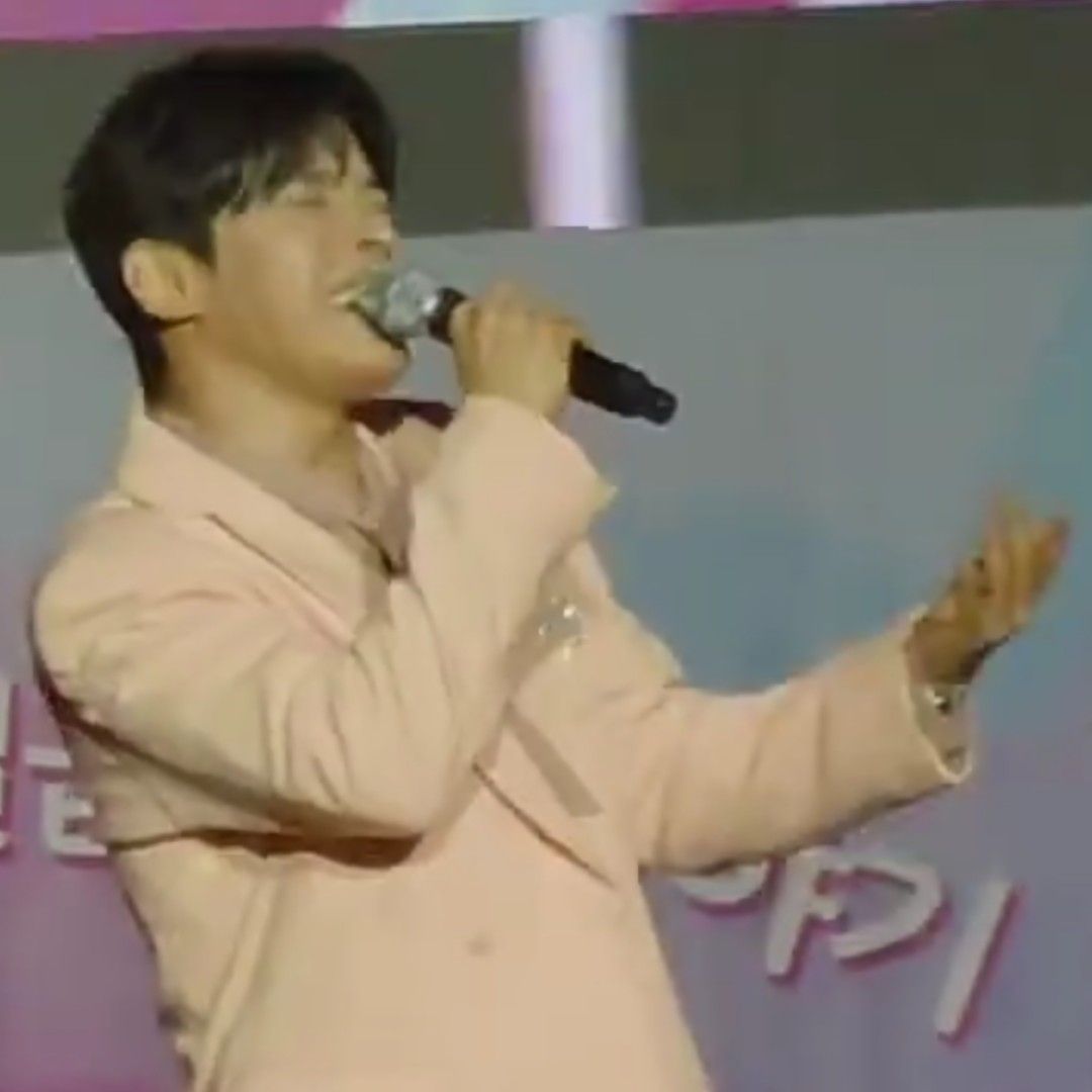 A moment captured by a fan of Seong Ri