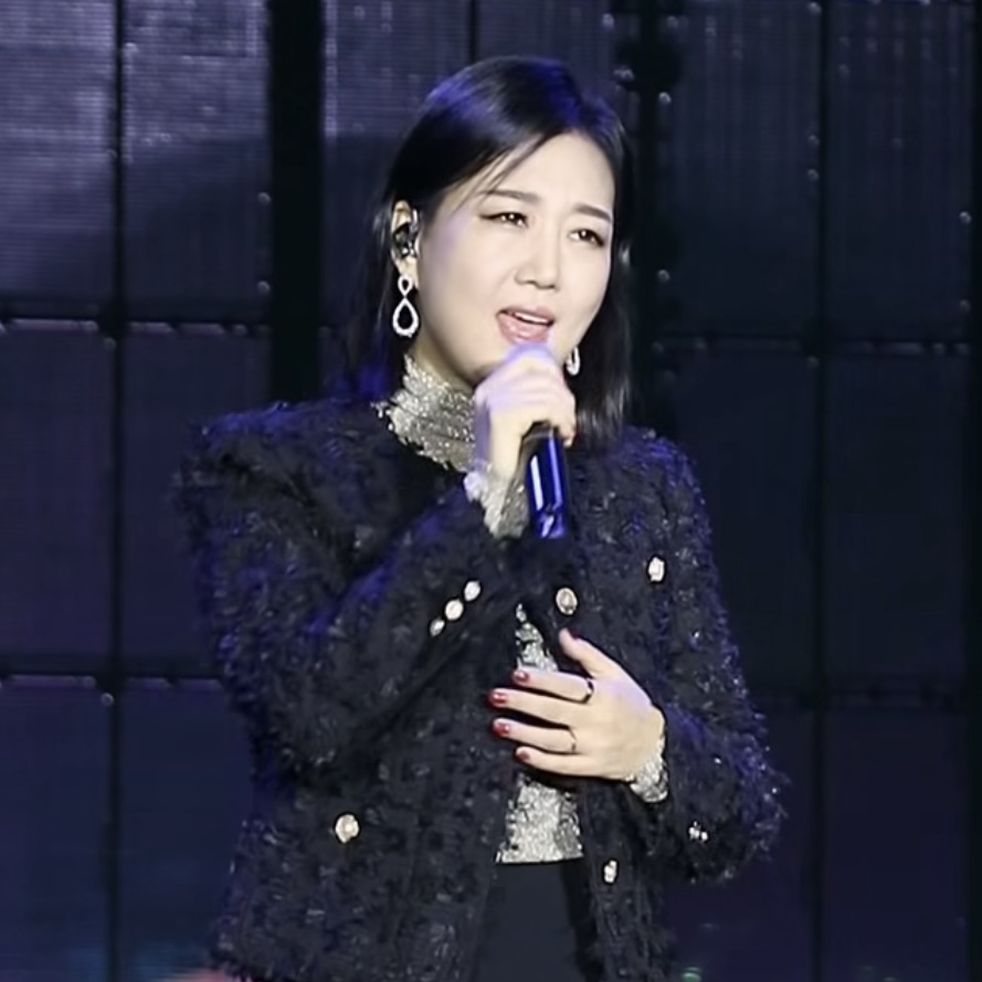 A moment captured by a fan of Jang Yoonjeong