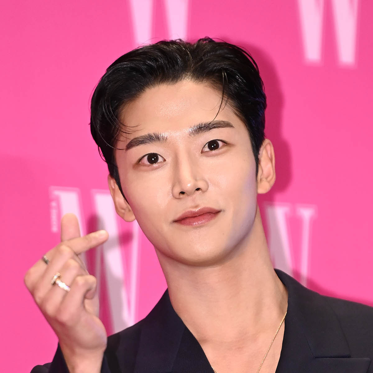 로운의 비하인드 컷