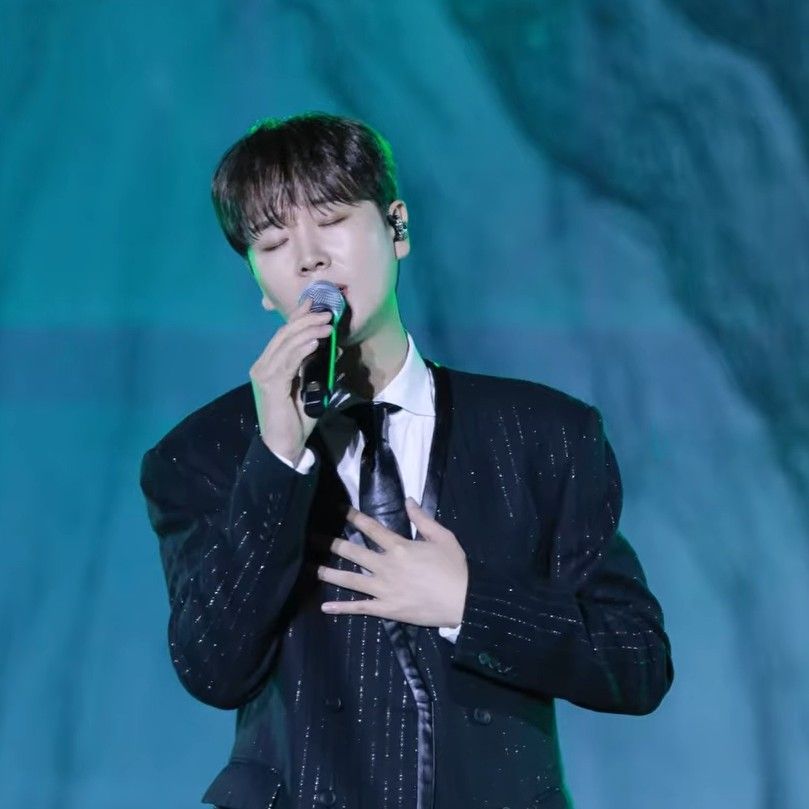 A moment captured by a fan of Song Minjun