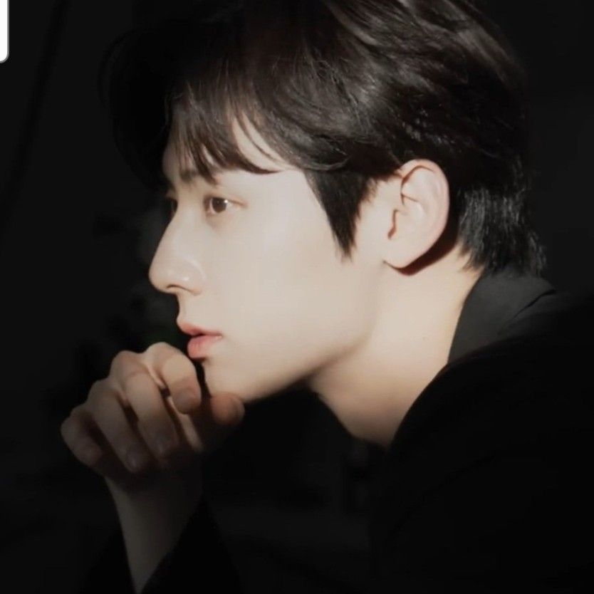 A moment captured by a fan of Hwang Minhyun