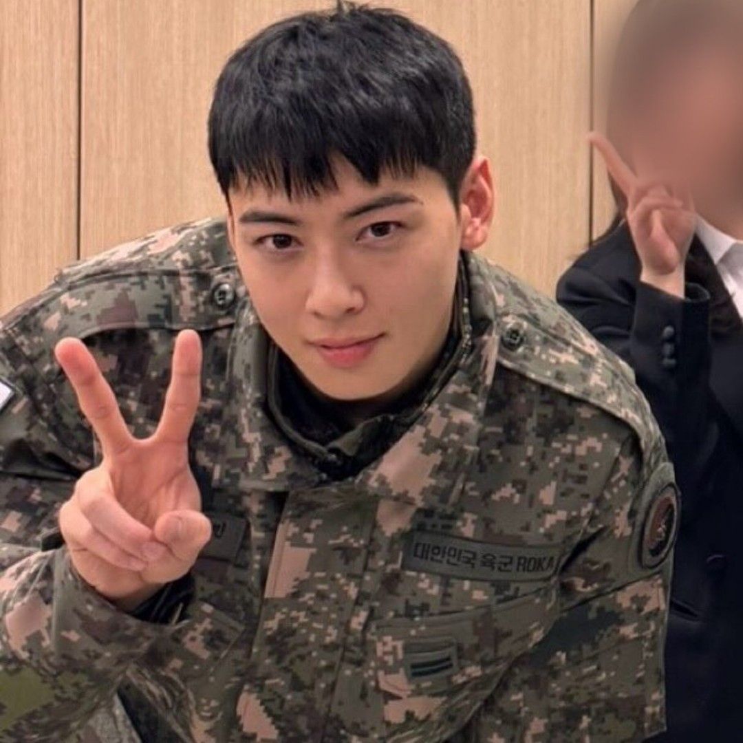 Behind-the-scenes cut of Cha Eunwoo