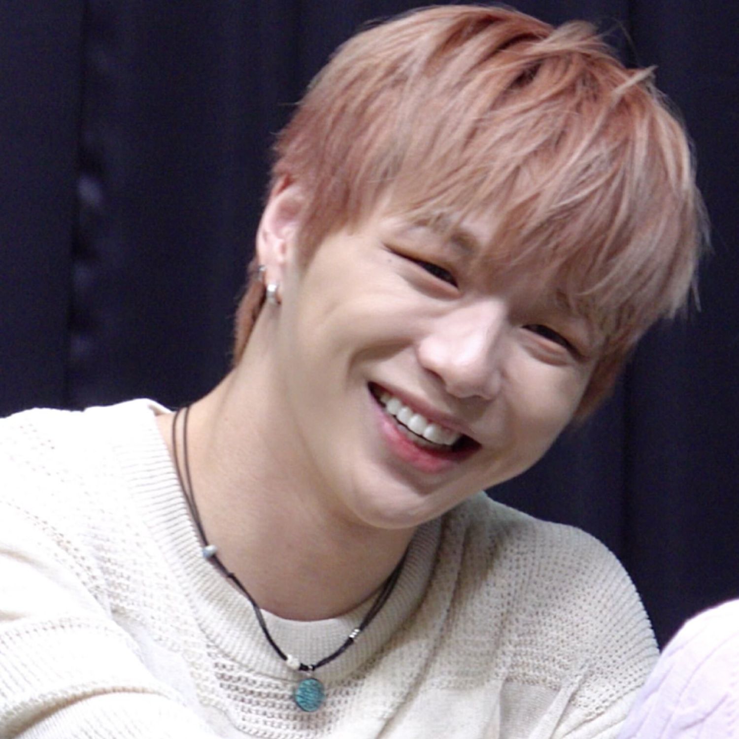 Behind-the-scenes cut of Hwanhee