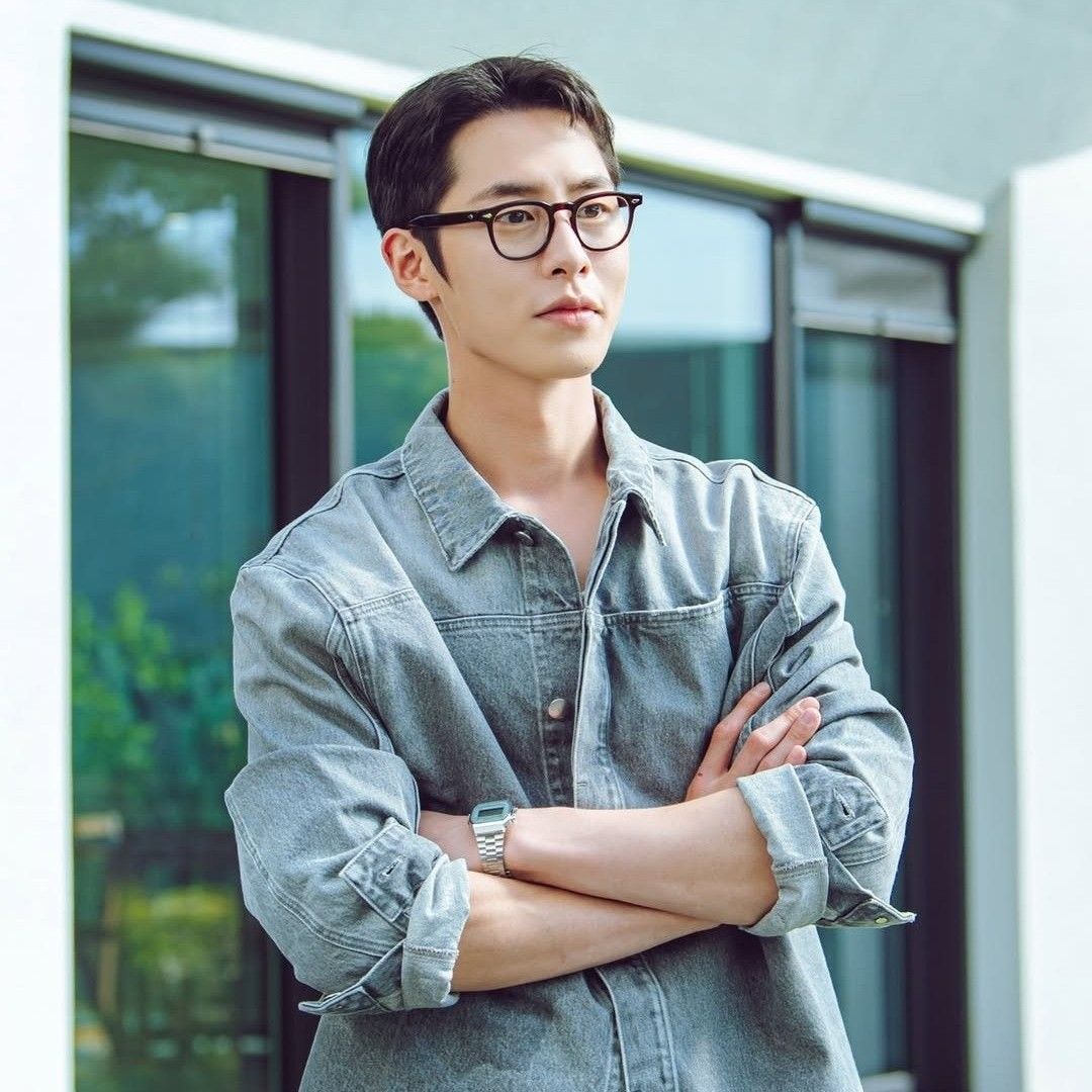 Behind-the-scenes cut of Lee Jaewook