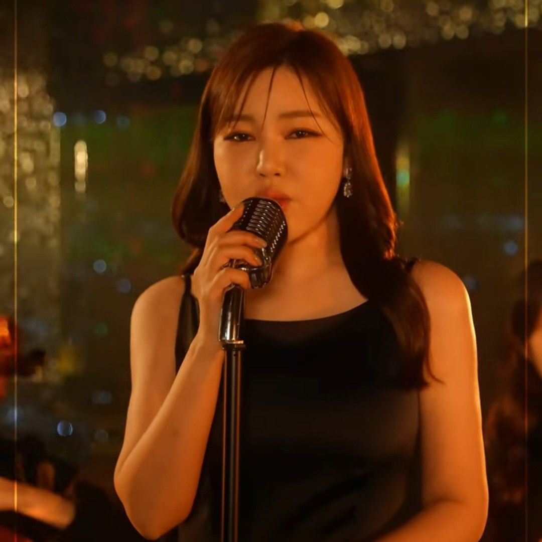 A moment captured by a fan of Song Gain