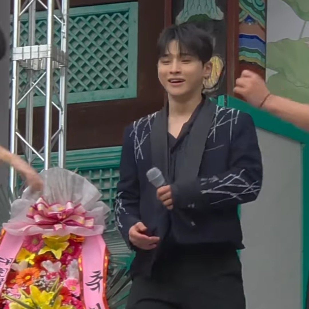 A moment captured by a fan of Seong Ri