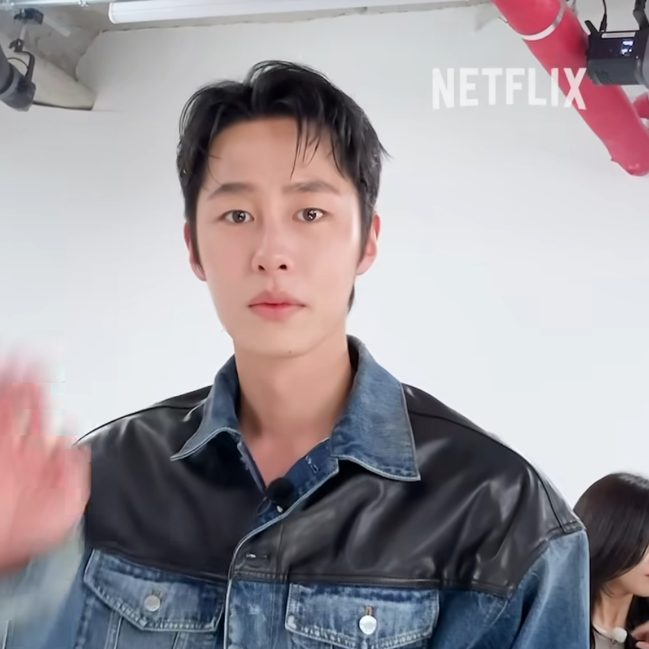 Behind-the-scenes cut of Lee Jaewook