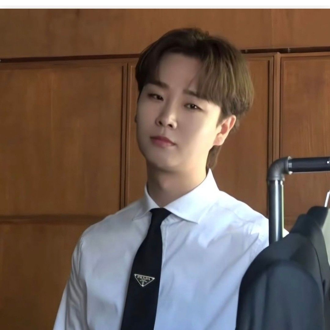 Song Minjun的最新照片