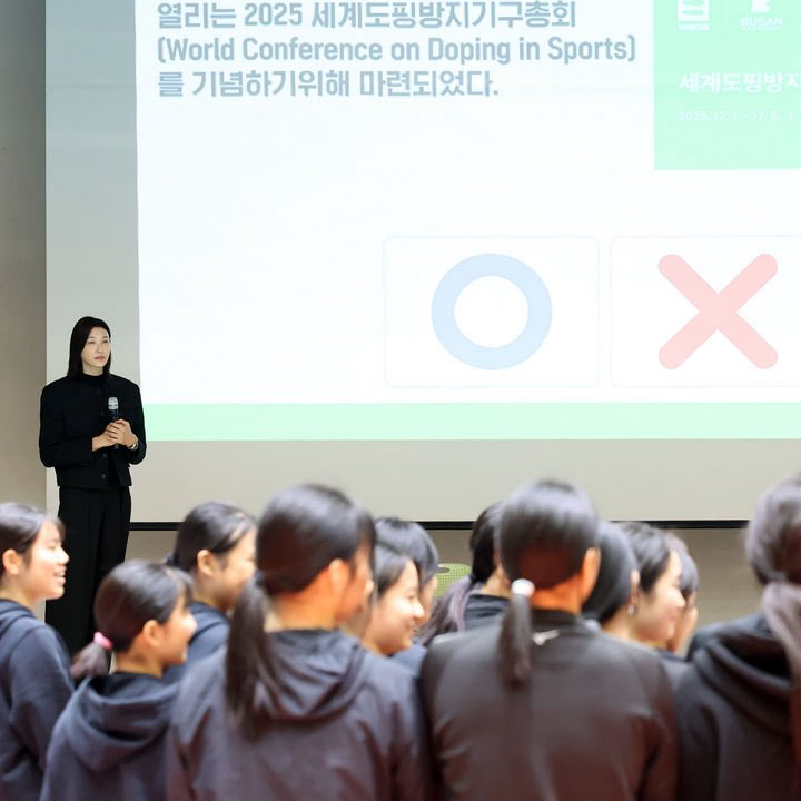 A moment captured by a fan of Kim Yeonkoung