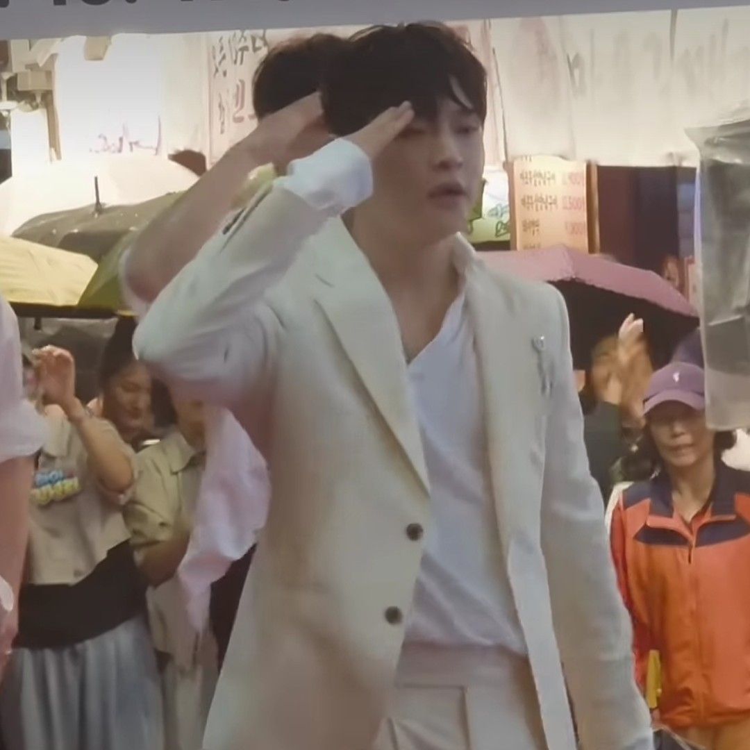 A moment captured by a fan of Seong Ri