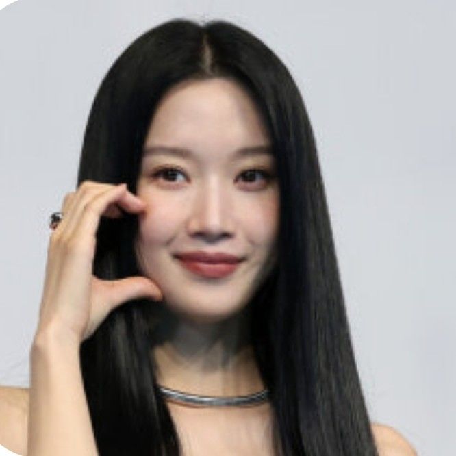 Behind-the-scenes cut of Mun Kayoung