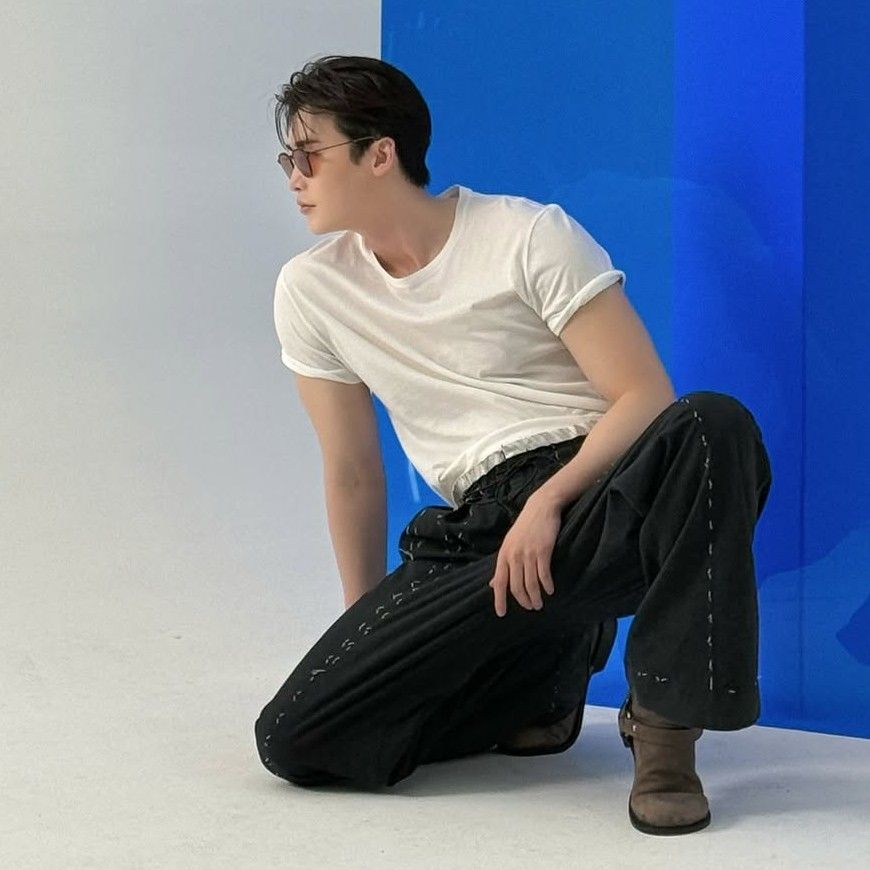 Behind-the-scenes cut of Lee Jongsuk