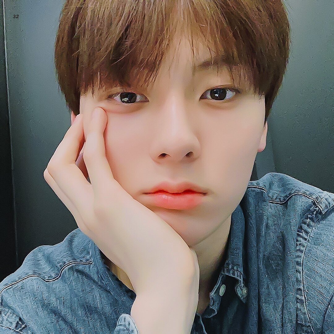 A moment captured by a fan of Hwang Minhyun