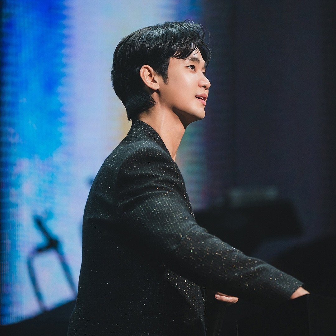 A moment captured by a fan of Kim Soohyun