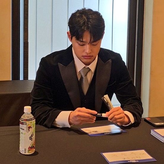 A moment captured by a fan of Moon Dongju