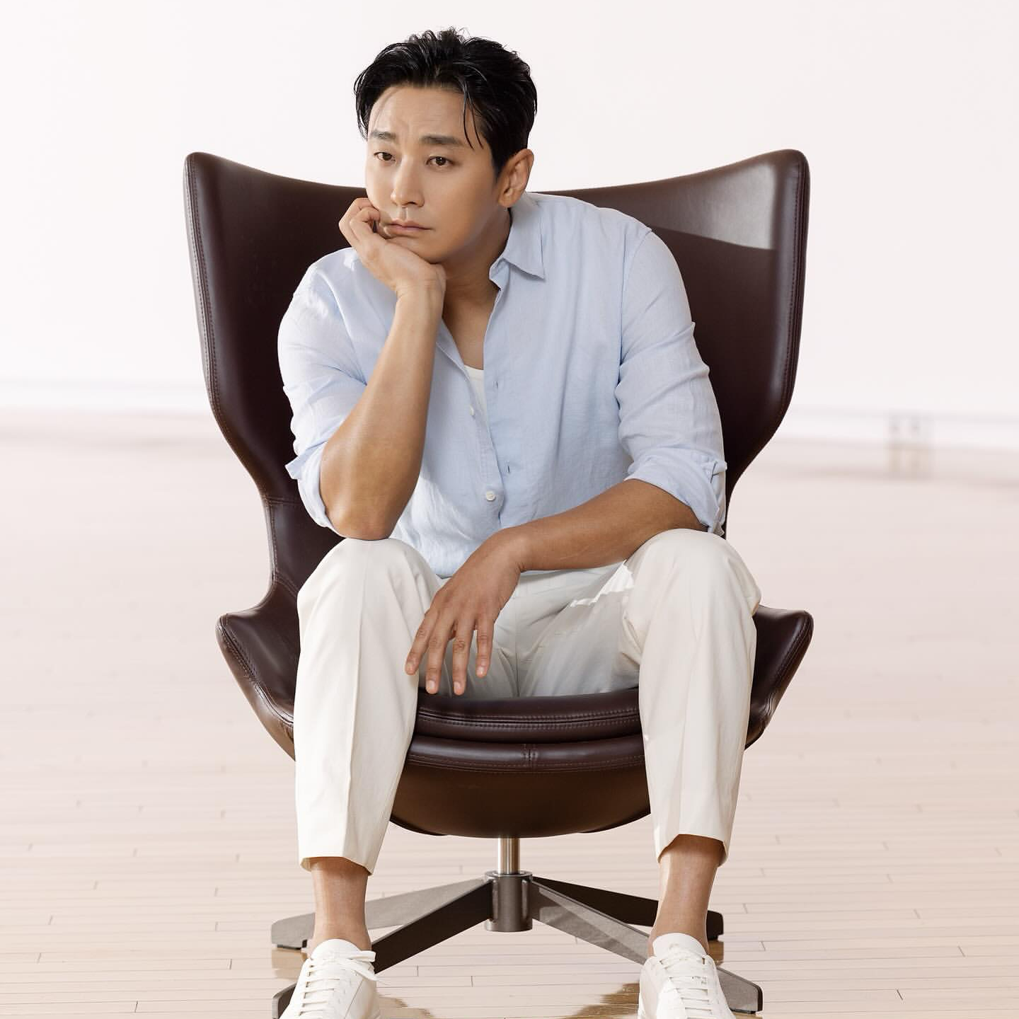 Behind-the-scenes cut of Joo Jihoon